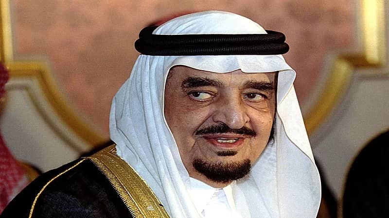 حديث للملك فهد وهو يفسر سبب منع زواج المواطن من أجنبية.. فيديو