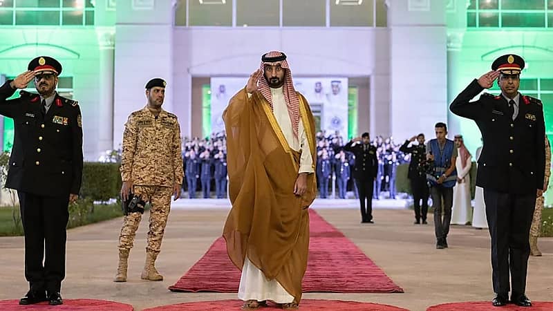 وزير الحرس الوطني يرعى حفل تخريج الدورة 4 من برنامج القيادة والأركان بكلية الملك عبدالله ..صور