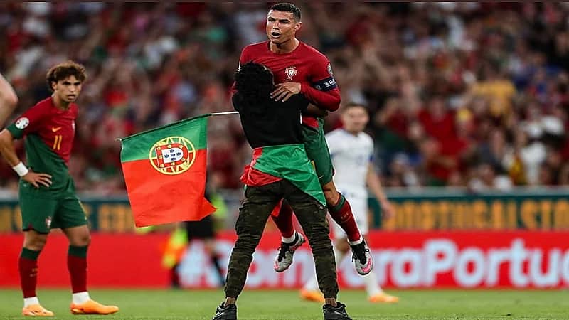 مشجع يقتحم ملعب البرتغال والبوسنة بسبب رونالدو..فيديو