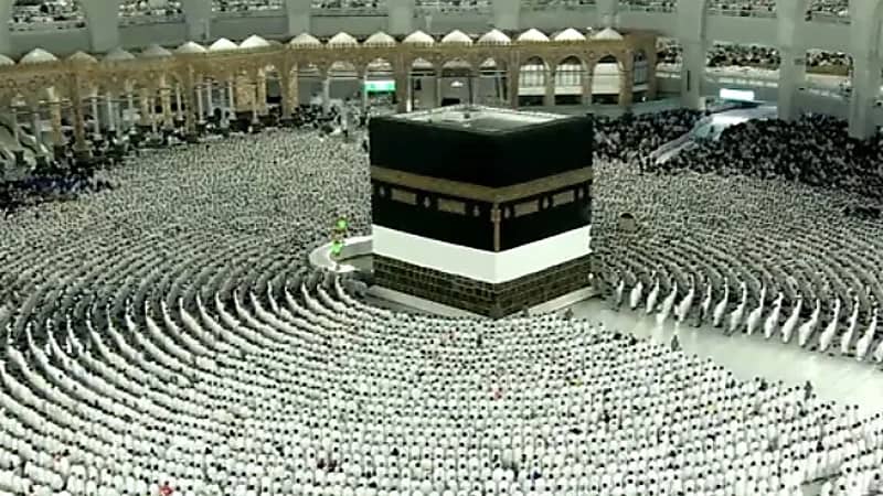 لقطات روحانية لجموع المصلين أثناء تأديتهم صلاة الفجر في الحرم المكي .. فيديو