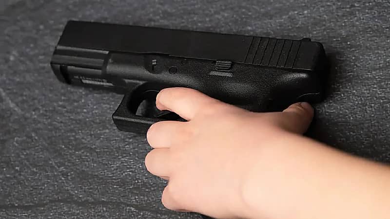 طفل عمره عامين يقتل والدته الحامل بمسدس والده!