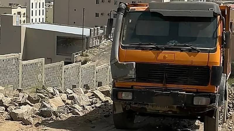 ضبط شاحنتَيْن تفرغان مخلفات البناء والحفر بـ"حلقة الشرقية"