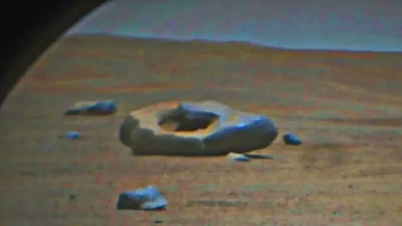 اكتشاف صخرة عملاقة على شكل دونات في المريخ