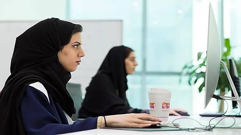 البوادي: نسبة مشاركة المرأة في سوق العمل تتخطى الـ 30%.. فيديو