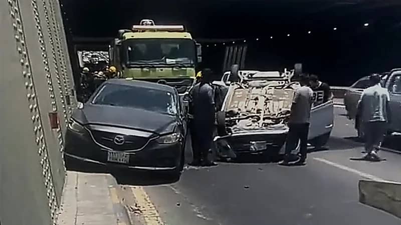 ممرضة شابة تهرع لإسعاف مصابين إثر تعرضهم لحادث مروع  ..  فيديو