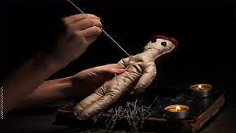 سيدة توثق لحظة دفن أعمال سحرية وسط الصحراء