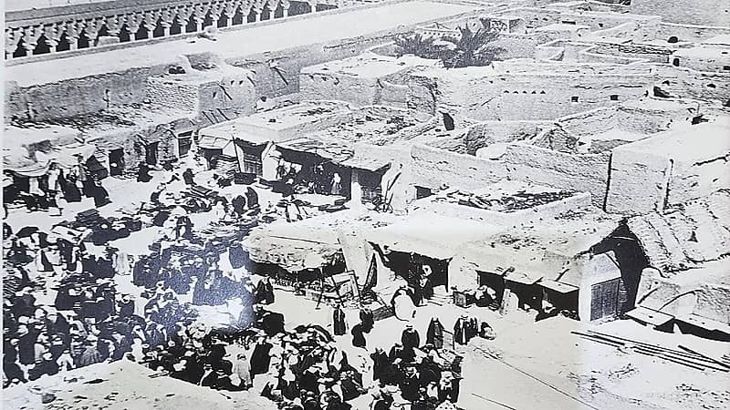 لقطة مميزة لسوق الرياض والنخيل والبيوت القديمة .. صورة