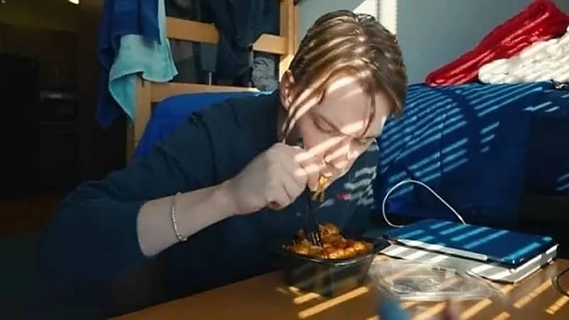 شاب يفقد جميع أطرافه بعد تناوله بقايا وجبة نودلز