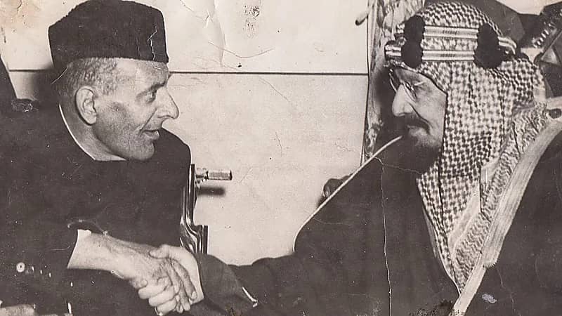 الملك عبدالعزيز آل سعود برفقة حاكم باكستان خلال زيارته للمملكة قبل 70 عامًا..صورة