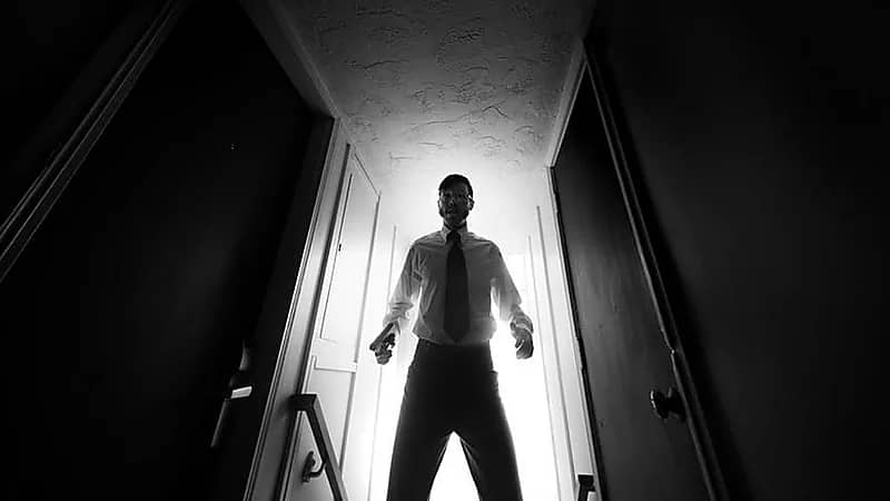 لص يلجأ لحيلة غريبة لتنفيذ جريمته