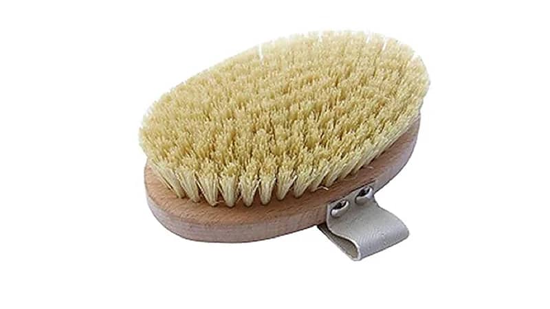 طبيبة : التفريش الجاف للجسم المستمر يسبب تصبغات.. فيديو