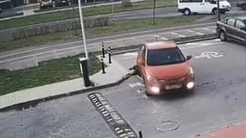 أم تدهس ابنها بالسيارة عن غير قصد في بيلاروسيا