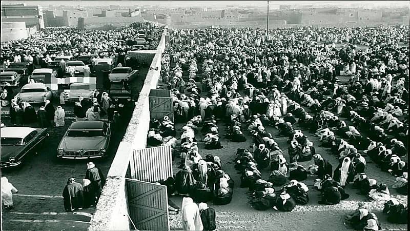 صورة نادرة للملك سعود يصلي صلاة عيد الفطر في مصلى العيد بالرياض