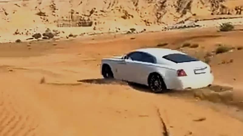 شخص يمارس التطعيس بسيارة رولز رايز   ..  فيديو