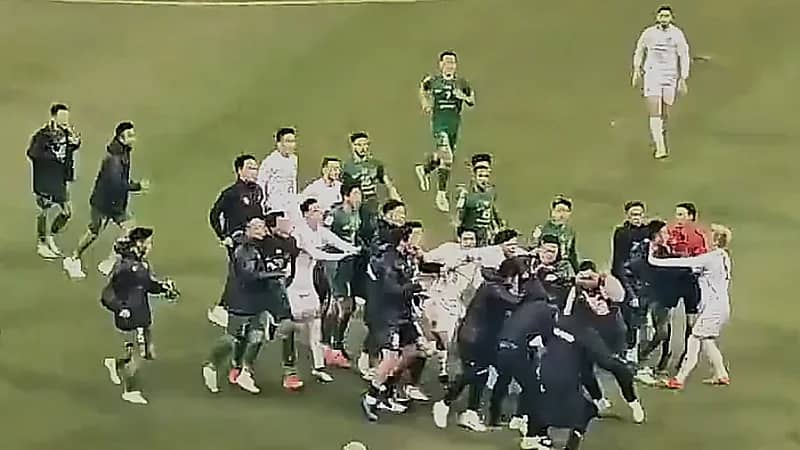 إشتباكات عنيفة بين فريقي تشجيانغ الصيني وبوريرام التايلاندي .. فيديو