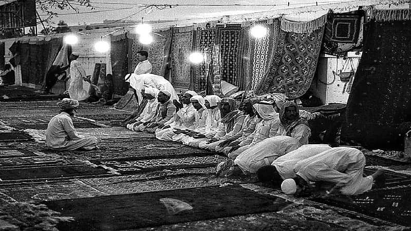 صورة قديمة لسوق الزل في وقت الصلاة