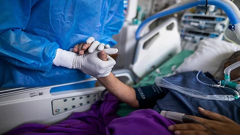 مستشار: لا إجازة مرضية لمرافقي المرضى بنظام العمل .. فيديو