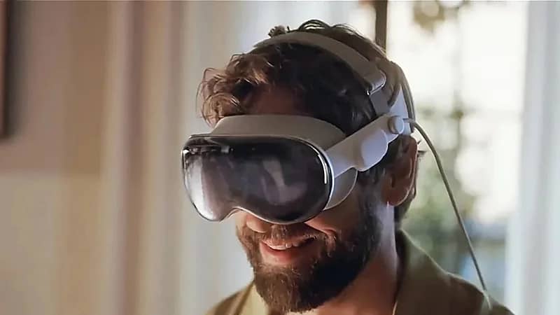 تصرفات غريبة لشبان يرتدون نظارات آبل للواقع الافتراضي...فيديو