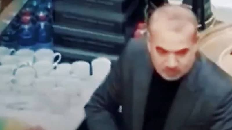 بائع قهوة يبصق داخل الفناجين لتنظيفها .. وتحرك أمني ضده .. فيديو