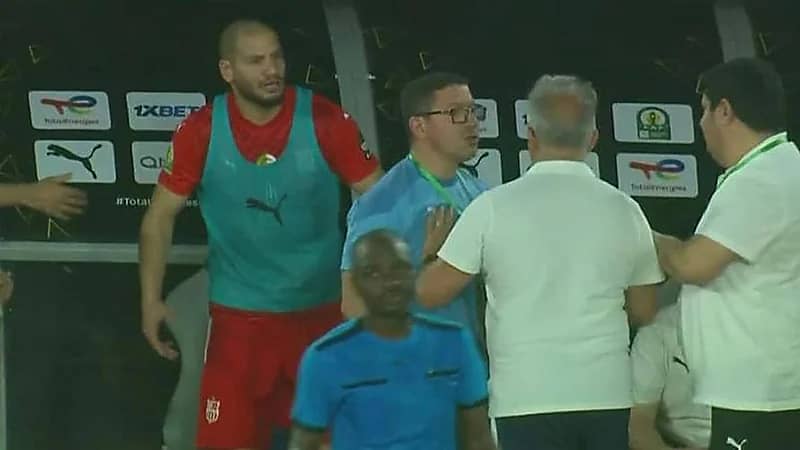 نجم شباب بلوزداد ينفعل على مدربه خلال مواجهة يانغ أفريكانز .. فيديو