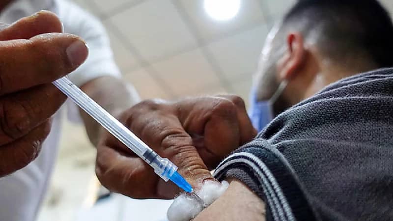 التحقيق مع رجل تناول 217 لقاحًا ضد كورونا