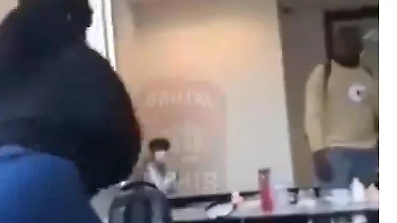 اعتداء شرطي على طالبة من أصول أفريقية يثير موجة من الغضب .. فيديو