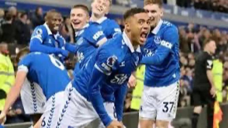 ايفرتون يتعرض لخصم نقطتين إضافيتين من رصيده