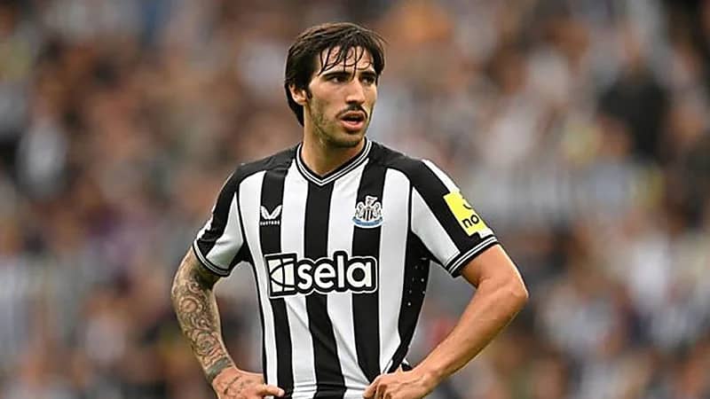 للمرة الثانية .. إيقاف نجم نيوكاسل يونايتد بسبب المراهنات