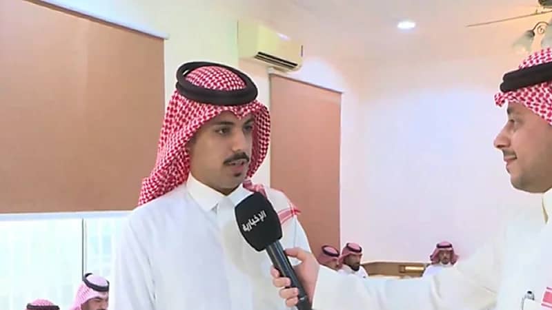 شاب ينقذ صديقه من صعق كهربائي عند لعب كرة القدم بسكاكا .. فيديو