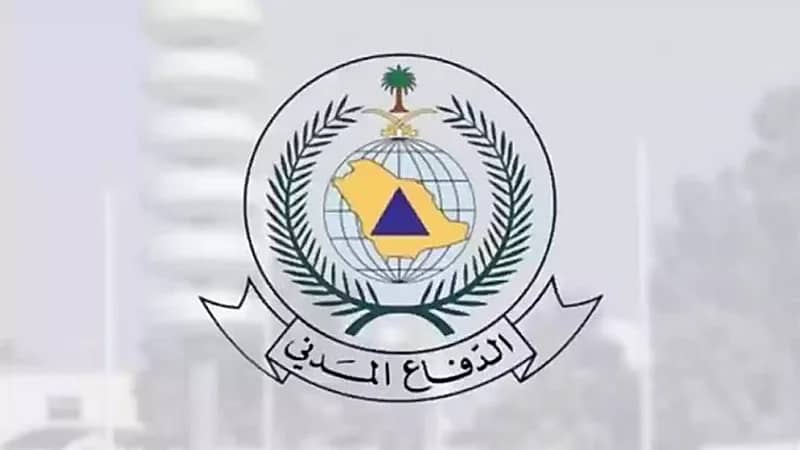 مدني عسير ينقذ شخصين علقا في مرتفع جبلي