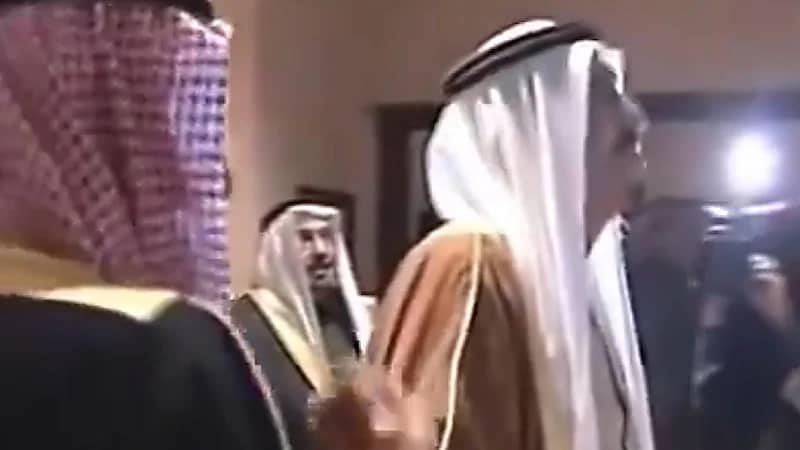 مقطع نادر لـ خادم الحرمين الشريفين وهو يوضح بعض أنجال المؤسس الملك عبدالعزيز .. فيديو