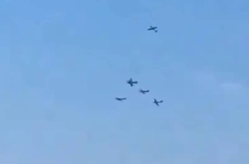 تصادم طائرتين خلال عرض جوي ومقتل الطيار .. فيديو