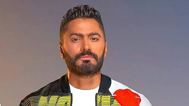 مشهد يحبس الأنفاس .تامر حسني يخاطر بحياته من أجل جمهوره .. فيديو
