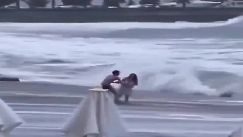 واقعة مأساوية.. غرق فتاة أمام أعين زوجها.. فيديو