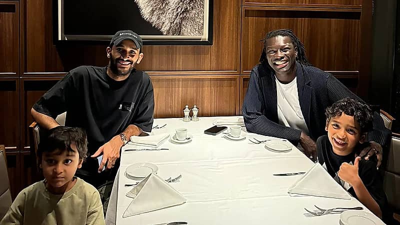 لقاء ودي يجمع بين قوميز وعبدالله عطيف .. فيديو وصورة