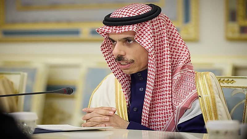 وزير الخارجية ونظيره الإيراني المكلف يبحثان المستجدات الإقليمية