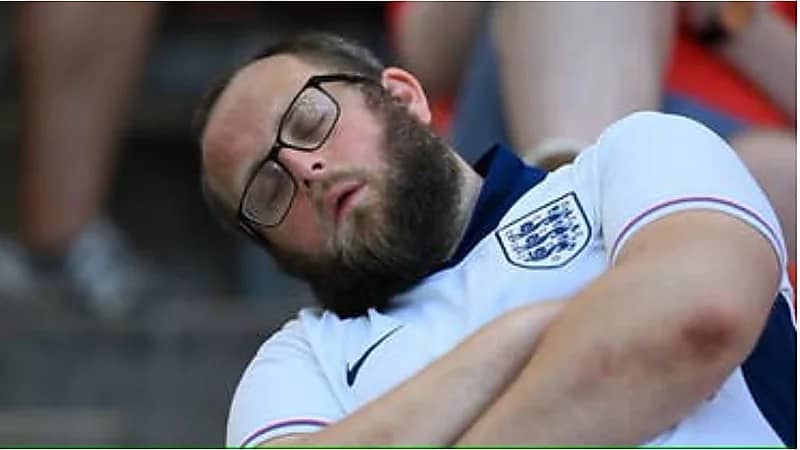 مشجع يكشف سبب خلوده للنوم أثناء مباراة لمنتخب بلاده
