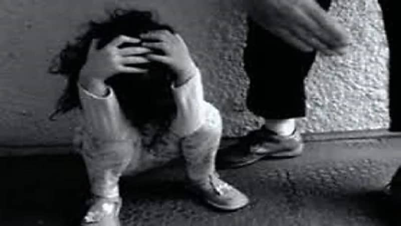 القبض على أب عنف ابنته حتى الموت بسبب زوجته الثانية