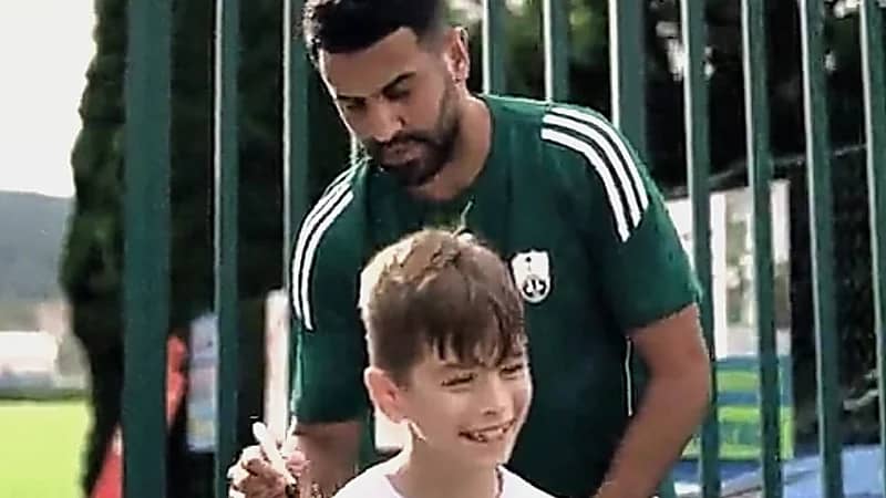 سعادة طفل بعد حصوله على توقيع نجم الأهلي   ..  فيديو