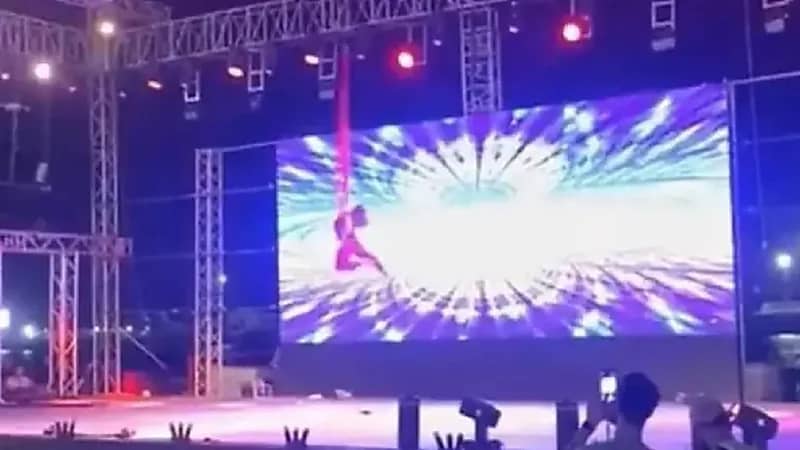 سقوط مروّع للاعبة سيرك من ارتفاع شاهق