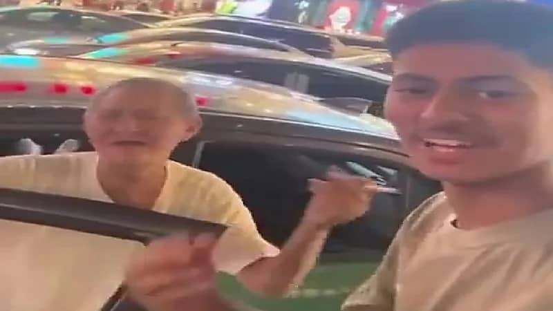 صيني يغني بطرب أغنية "الأماكن" للفنان محمد عبده .. فيديو