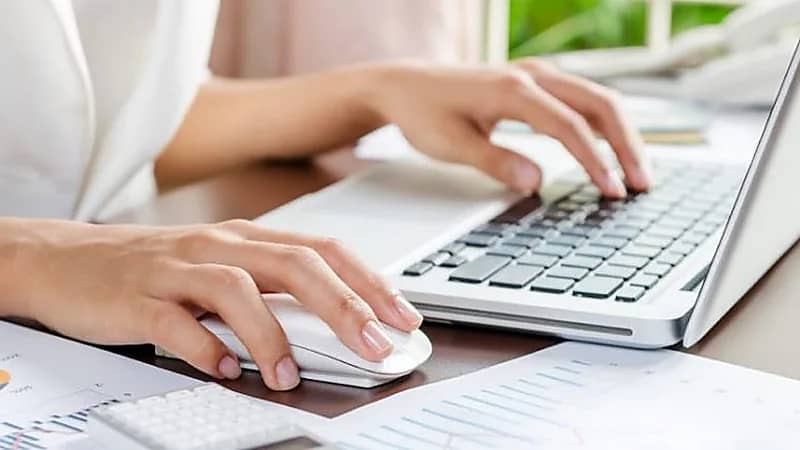 "غير عادية" .. شابة تجمع بين 7 وظائف دون إجازة