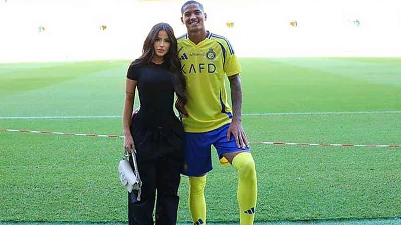 محترف النصر يتقدم لخطبة صديقته بطريقة رومانسية