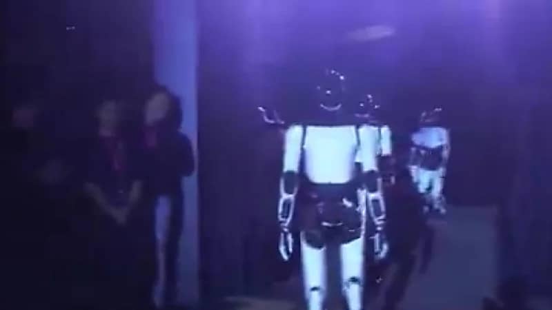 إيلون ماسك يكشف عن روبوت يقوم بعمل الخادم المنزلي ومربي الأطفال .. فيديو