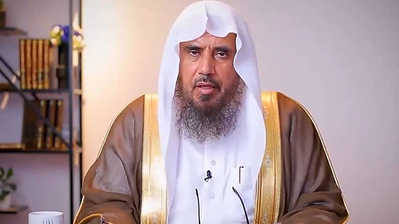  هل يجوز وضع الصدقة أمام منازل الفقراء دون إخبارهم للإخلاص؟ .. الشيخ الخثلان يُجيب .. فيديو