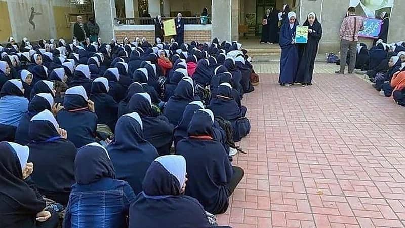 طالبة تتحول حياتها لجـحيم داخل مدرسة