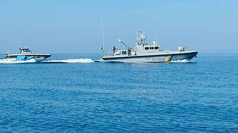 إنقاذ 3 مقيمين انقلبت واسطتهم البحرية في عرض البحر