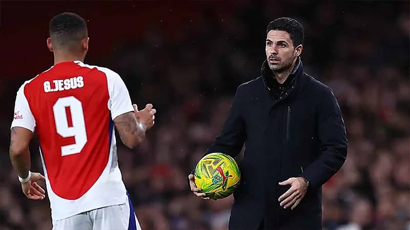 أرتيتا يضحك ويتجنب الرد على سؤال محرج عن حمل زوجات لاعبي آرسنال