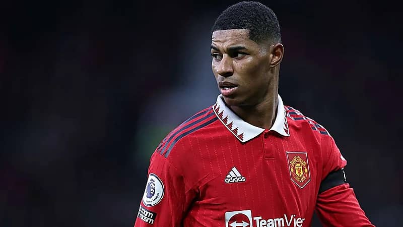 صديقة لاعب مانشستر تهجره وتلغي متابعته