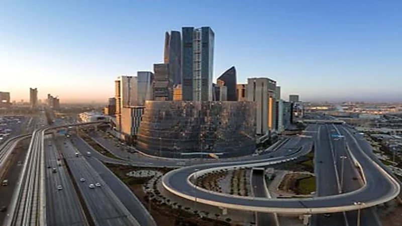 انطلاق أعمال تطوير شبكة الطرق حول مركز الملك عبدالله المالي (كافد).. صور